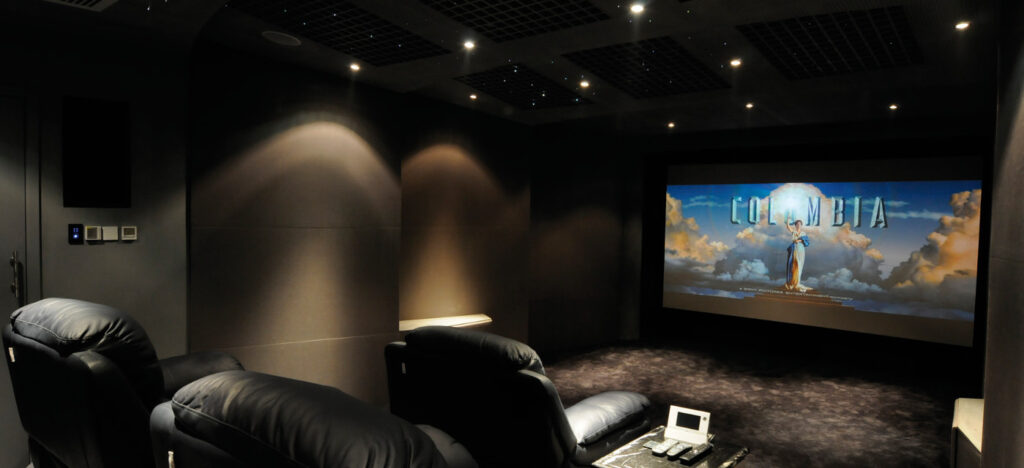 Installation écran de projection home cinema Mask oray