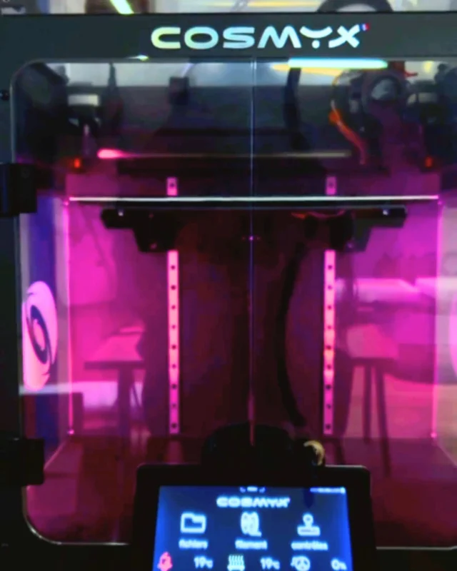 Deux acteurs français, une ambition commune

Il y a un an, Oray s’associait à Cosmyx , entreprise pionnière de l’impression 3D industrielle en France, dans le cadre d’un partenariat fondé sur une vision partagée : 

🇫🇷 Valoriser le savoir-faire français dans l’innovation technologique 
♻️ Encourager une approche durable de la production.

Cette collaboration a débuté avec le développement de notre écran Infiny, pour lequel l’imprimante 3D Nova a permis le prototypage rapide et précis de pièces à la fois discrètes, complexes et qualitatives, optimisant la fabrication de composants.

Depuis, la Nova est utilisée au quotidien pour le prototypage et le développement de nouvelles gammes, la fabrication de petites séries et l’amélioration continue de nos produits.

Un partenariat fondé sur la confiance, la complémentarité et une ambition commune de faire avancer l’industrie française.

Un grand merci à notre partenaire Cosmyx pour son soutien continu et son expertise. 

#FrenchFab #industrie #technologie #innovation #frenchindustry #madeinfrance #oray #Cosmyx